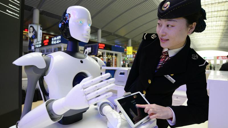 智能机器人亮相济南西站 (1)_图片新闻_中国政府网